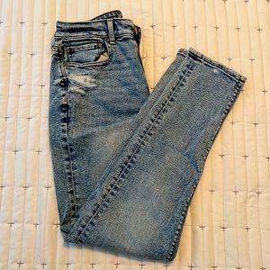 AE Distressed Detail Mom Jean
